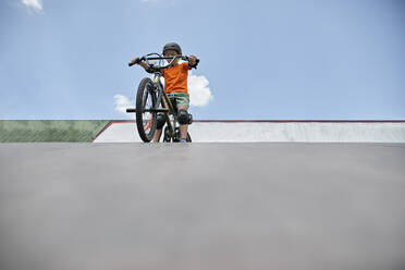 Junge fährt BMX-Rad im Skateboard-Park - ZEDF04759