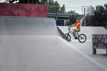 Junge übt mit BMX-Rad im Skateboard-Park - ZEDF04765