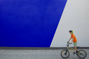 Junge beim BMX-Radfahren an einer Wand mit zwei Tonen - ZEDF04768