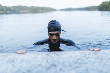 Mann macht Pause beim Schwimmen im See - DMMF00027