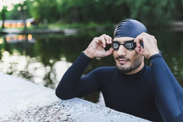 Mann mit Schwimmbrille im See - DMMF00054