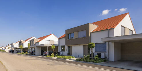 Germany, Bavaria, Elchingen, Row of modern suburban houses - WDF07045