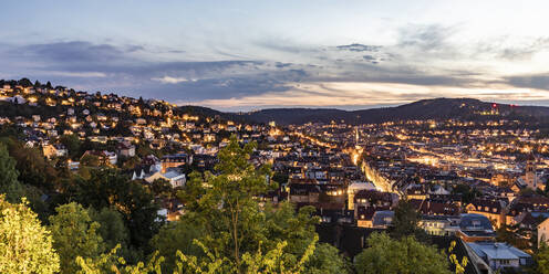 Deutschland, Baden-Württemberg, Panoramablick auf die Stadtteile Haigst, Lehen und Heslach in der Abenddämmerung - WDF07047