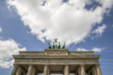 Brandenburger Tor unter bewölktem Himmel an einem sonnigen Tag in Berlin, Deutschland - JMF00630
