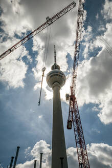 Berliner Fernsehturm mit Kränen unter dem Himmel am Alexanderplatz, Berlin, Deutschland - JMF00632