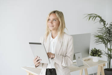 Geschäftsfrau mit Tablet-PC im Büro - EBBF06235