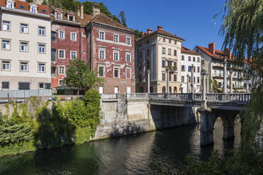 Slowenien, Ljubljana, Altstadthäuser am Fluss Ljubljanica - ABOF00820