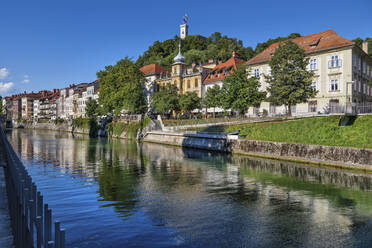 Slovenia, Ljubljana, Old town buildings standing along Ljubljanica river - ABOF00821