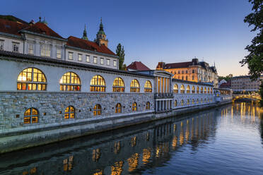 Slowenien, Ljubljana, Plecnik-Arkaden und Fluss Ljubljanica in der Abenddämmerung - ABOF00825