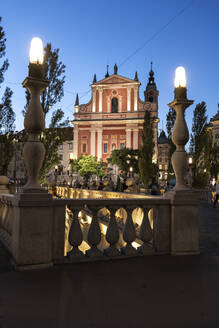 Slowenien, Ljubljana, Franziskanerkirche der Verkündigung auf dem Preseren-Platz in der Abenddämmerung - ABOF00827