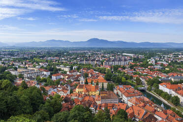 Slowenien, Ljubljana, Blick auf die Altstadt mit Hügeln im fernen Hintergrund - ABOF00832