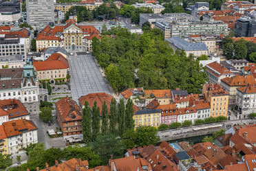 Slowenien, Ljubljana, Blick auf den Kongressplatz und den Park Zvezda - ABOF00834