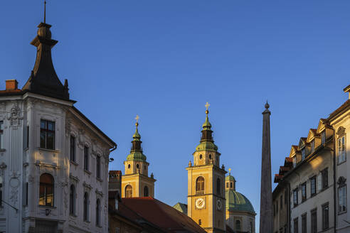 Slowenien, Ljubljana, Skyline der Altstadt in der Abenddämmerung - ABOF00839