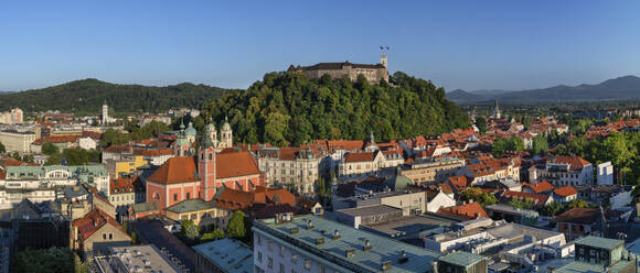 Slowenien, Ljubljana, Panoramablick auf die Burg von Ljubljana mit Blick auf die darunter liegende Altstadt - ABOF00845