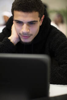 Schüler mit Laptop im Klassenzimmer sitzend - MASF31955