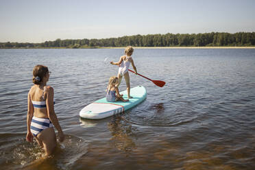 Mädchen haben Spaß auf dem Paddleboard mit Mutter am See - DWF00588