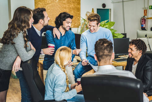 Konzentrierte Gruppe von Arbeitnehmern in förmlicher Kleidung, die mit Dokumenten arbeiten und sich in einem Büro versammeln - ADSF36503