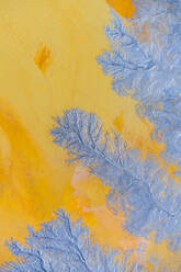 Top-Ansicht Vollbild der abstrakten Boden strukturierten Hintergrund mit bunten gelben und blauen Flecken schaffen geschwungenen Strudeln und kreative Muster - ADSF36763