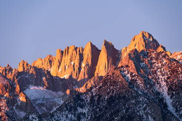 Range of rauen felsigen Bergen mit unebenen Oberfläche mit Schnee bedeckt befindet sich gegen blauen wolkenlosen Himmel in der Natur am Wintertag in Alabama Hills, Kalifornien, USA - ADSF36769