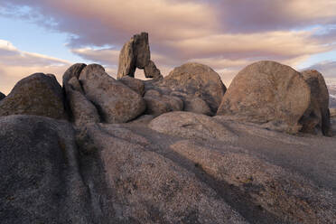 Berühmte felsige Boot Arch gegen Sonnenuntergang Himmel in Alabama Hills in wilder Natur in Alabama Hills, Kalifornien, USA gelegen - ADSF36771