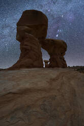 Große glatte Felsformationen im Devils Garden im Grand Staircase Escalante National Monument unter dem nächtlichen Sternenhimmel der Milchstraße - ADSF36785