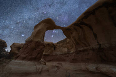 Wunderschöne Felsformationen auf dem Devils Garden Trail im Arches National Park unter milchigem Sternenhimmel bei Nacht - ADSF36786