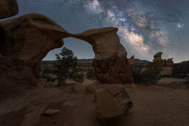 Wunderschöne Felsformationen auf dem Devils Garden Trail im Arches National Park unter milchigem Sternenhimmel bei Nacht - ADSF36789