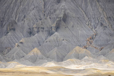 Von oben atemberaubende Landschaft mit Felsformationen im Hochland von Factory Butte in Utah, USA - ADSF36798