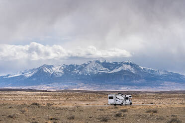 Von oben Karawane in Road Trip in atemberaubender Landschaft von felsigen Formationen im Hochland in Mount Pennell in der Nähe von Factory Butte in Utah, USA - ADSF36801