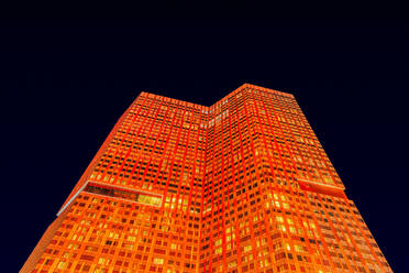 Niedriger Blickwinkel auf beleuchtete moderne Wolkenkratzer in Las Vegas bei Nacht - ADSF36806