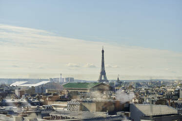 Erhöhte Ansicht der Pariser Stadtlandschaft mit Eiffelturm an einem sonnigen Tag, Frankreich - KIJF04490