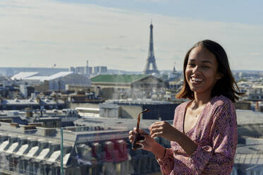 Glücklicher Tourist mit Eiffelturm im Hintergrund, Paris, Frankreich - KIJF04492