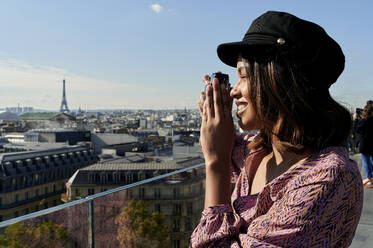 Tourist fotografiert den Eiffelturm mit der Kamera, Paris, Frankreich - KIJF04495