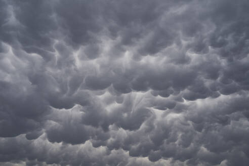 Der Himmel ist von grauen Wolken verdunkelt - VEGF05868