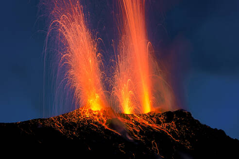 Lavabomben brechen aus mehreren Schloten eines Vulkans aus, der seit mindestens 2000 Jahren aktiv ist, Stromboli, Äolische Inseln, UNESCO-Welterbe, Sizilien, Italien, Mittelmeer, Europa - RHPLF22801