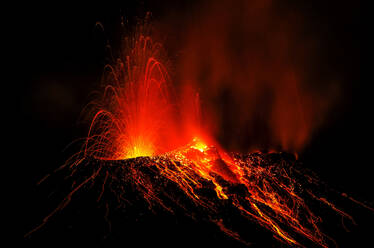 Lavabomben brechen aus mehreren Schloten eines Vulkans aus, der seit mindestens 2000 Jahren aktiv ist, Stromboli, Äolische Inseln, UNESCO-Welterbe, Sizilien, Italien, Mittelmeer, Europa - RHPLF22802
