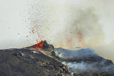 Lavabomben brechen aus mehreren Schloten eines Vulkans aus, der seit mindestens 2000 Jahren aktiv ist, Stromboli, Äolische Inseln, UNESCO-Welterbe, Sizilien, Italien, Mittelmeer, Europa - RHPLF22804