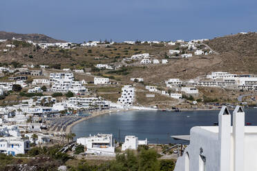 Die Bucht am Strand von Ornos von einem Hügel aus, Mykonos, Kykladen, Ägäisches Meer, Griechische Inseln, Griechenland, Europa - RHPLF22806