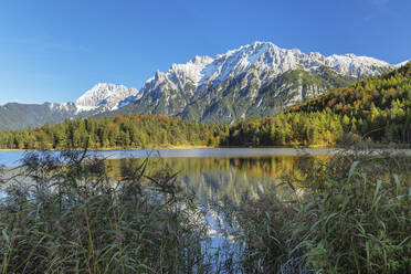 Karwendelgebirge mit Spiegelung im Ferchensee, Werdenfelser Land, Oberbayern, Deutschland, Europa - RHPLF22834