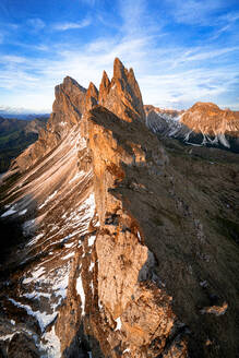 Luftaufnahme der Geislergruppe, Seceda, Furchetta und Sass Rigais bei Sonnenuntergang, Dolomiten, Südtirol, Italien, Europa - RHPLF22841