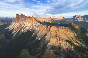 Luftaufnahme der Geislergruppe, Seceda, Sella und Langkofel bei Sonnenuntergang, Dolomiten, Südtirol, Italien, Europa - RHPLF22842