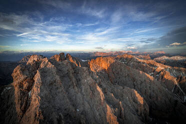 Luftaufnahme von Puez Geisler, Furchetta und Sass Rigais bei Sonnenuntergang, Dolomiten, Südtirol, Italien, Europa - RHPLF22843