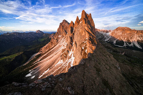 Majestätische Gipfel der Geislergruppe, Seceda, Furchetta und Sass Rigais bei Sonnenuntergang, Luftaufnahme, Dolomiten, Südtirol, Italien, Europa - RHPLF22844