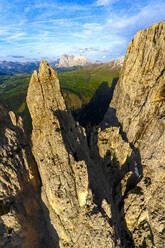 Luftaufnahme vom Schlern mit Langkofel und Langkofel im Hintergrund, Seiser Alm, Dolomiten, Südtirol, Italien, Europa - RHPLF22845
