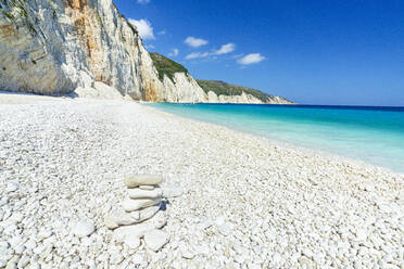 Strahlende Sonne auf den weißen Kieselsteinen des Strandes von Fteri, umspült vom türkisfarbenen Meer, Kefalonia, Ionische Inseln, Griechische Inseln, Griechenland, Europa - RHPLF22857