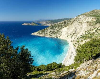 Blick von oben auf den idyllischen Strand von Myrtos, der von den Wellen des kristallklaren Meeres umspült wird, Kefalonia, Ionische Inseln, Griechische Inseln, Griechenland, Europa - RHPLF22865