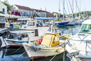 Fischerboote im malerischen Hafen von Fiskardo, Kefalonia, Ionische Inseln, Griechische Inseln, Griechenland, Europa - RHPLF22868