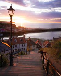 Die 199 Stufen von Whitby bei Sonnenuntergang, Whitby, North Yorkshire, England, Vereinigtes Königreich, Europa - RHPLF22876