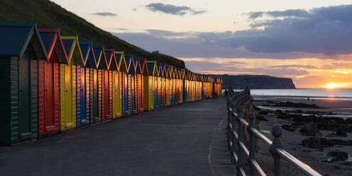 Strandhütten bei Sonnenuntergang, Whitby, North Yorkshire, England, Vereinigtes Königreich, Europa - RHPLF22878