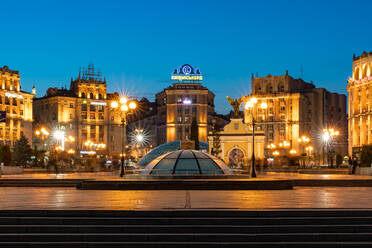 Der Kiewer Unabhängigkeitsplatz (Maidan Nezalezhnosti) während der blauen Stunde, Kiew (Kiev), Ukraine, Europa - RHPLF22886